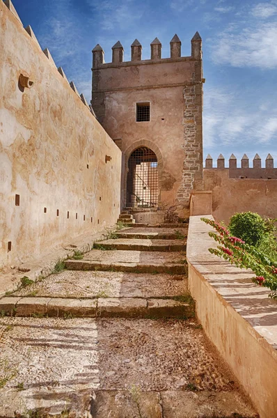 一个有台阶的坡道通向位于摩洛哥拉巴特卡斯巴外墙上的一个警卫塔 — 图库照片