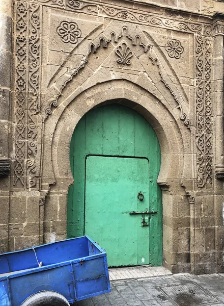 Una Porta Verde Brillante Contrasta Con Carro Mano Blu Antiche — Foto Stock