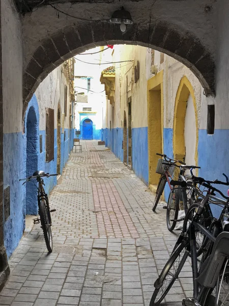 一条狭窄的街道 也就是小巷 就在大街旁边 除了一些自行车外 还空无一人 这是在摩洛哥埃萨乌拉老城中心的露天市场 — 图库照片