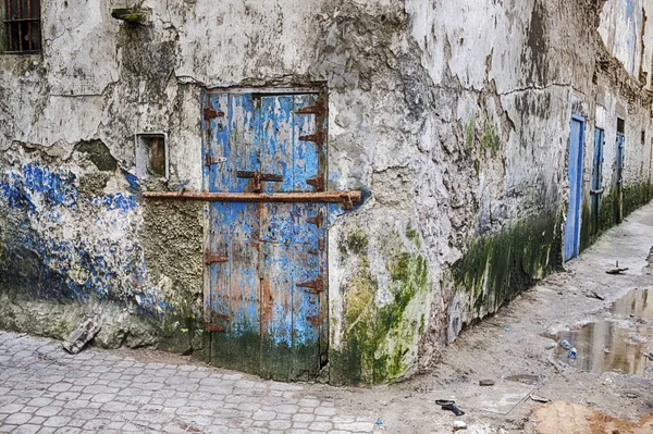 Una Vieja Puerta Azul Maltratada Con Bar Para Seguridad Barrio —  Fotos de Stock