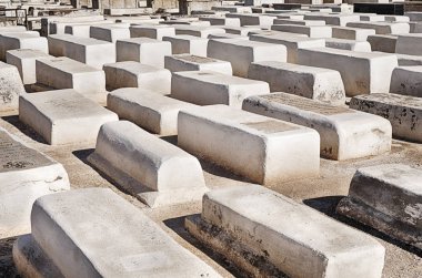 Marakeş, Fas - 24 Ekim 2018: Anonim beyaz mezarları eski Yahudi Mezarlığı ve Marakeş, Fas tarihi dönüm noktası mezarlara işaretlemek.