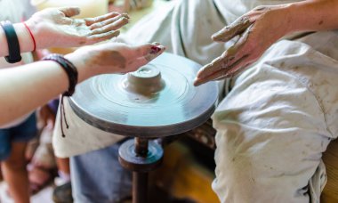 Usta ve çırak öğrenme kil işçiliği, potter ve kadın elleri, eğitim kavramı. Seçici odak, Opishna, Ukrayna