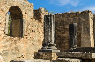 Kilise, iç Pheidias, klasik duvar, sütunlar ve Bizans mermer parçaları atölye mahveder. Ancient Olympia, sitenin orijinal Olimpiyat Oyunları, Peloponnes, Yunanistan
