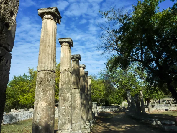 Olympia, Yunanistan - 31 Ekim 2017: Mavi bir gökyüzü ve bulutlar karşı mermer sütunların. Alt görünümü. Olympia, Peloponnes, Yunanistan