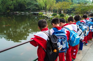 Hangzhou, Çin - 24 Ekim 2013: Çin okul çocukları çiçek Harbor Park, Batı Gölü, Hangzhou, Çin.