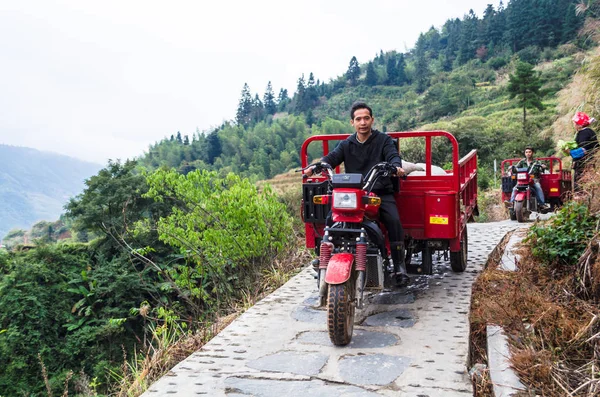 Longsheng China Octubre 2013 Agricultores Motocicletas Con Remolques Montando Largo —  Fotos de Stock