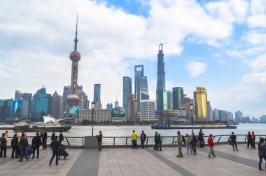 Shanghai, Çin - 26 Ekim 2013: Dolgu ve güzel Shanghai Pudong manzarası. Pudong Shanghai tarihi şehir merkezi Puxi, Çin karşısında Huangpu Nehri doğusundaki yer alır.