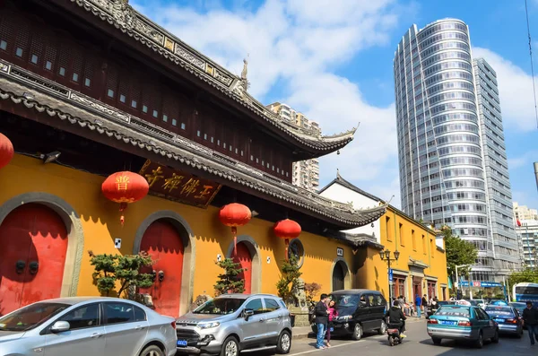 Shanghai, Çin - 26 Ekim 2013: Şanghay, Çin Yeşim Buddha Temple yakınındaki yürüyüş insanlar. Budizm bir canlanma modern liberal Çin keyif alıyor.