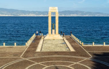 Reggio Calabria, İtalya - 30 Ekim 2017: Athena Tanrıça heykel ve Vittorio Emanuele yakınındaki mesire Lungomare Falcomata Messina Boğazı ve Sicilia Adası arka plan, Reggio di Calabria, Güney İtalya ile Arena dello Stretto, anıt