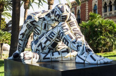 Reggio Calabria, İtalya - 30 Ekim 2017: Modern heykel sanatçısı Paola Epifani (Rabarama), yakın kadar seçici odak ve Neo-Gotik tarzı villa Ceneviz-Zerbi, Reggio Calabria, Güney İtalya