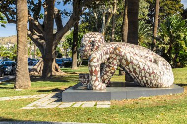Reggio Calabria, İtalya - 30 Ekim 2017: modern heykel sanatçısı Paola Epifani (Rabarama) dolgu, Sicilya dağ ve Messina Boğazı Reggio di Calabria, İtalya için karşı
