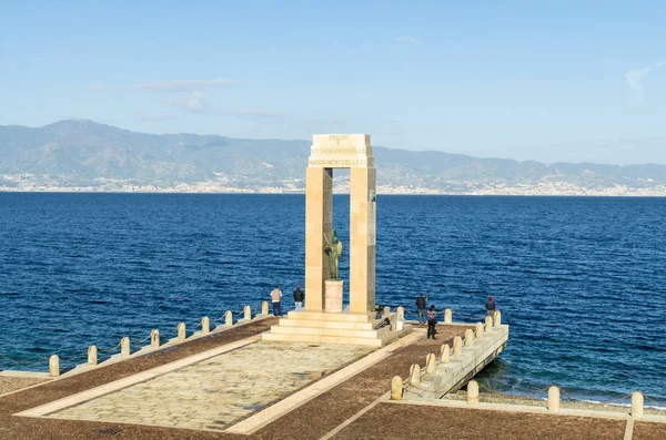 Reggio Calabria, İtalya - 30 Ekim 2017: Athena Tanrıça heykel ve Vittorio Emanuele, Arena dello Stretto Reggio Calabria, İtalya için anıt. Athena antik Yunan tanrıçası bilgelik, el sanatları, savaş ile ilgili