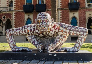 Reggio Calabria, İtalya - 30 Ekim 2017: Modern heykel sanatçısı Paola Epifani (Rabarama) ve Neo-Gotik stil villa Ceneviz-Zerbi, Reggio Calabria, Güney İtalya. Yakın, seçici odak