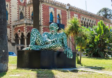 Reggio Calabria, İtalya - 30 Ekim 2017: Modern heykel sanatçısı Paola Epifani (Rabarama) ve Neo-Gotik stil villa Ceneviz-Zerbi, Reggio Calabria, Güney İtalya