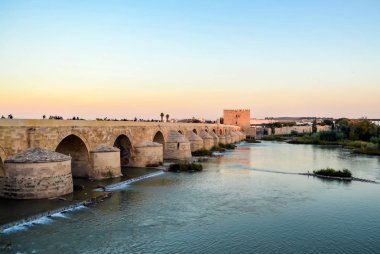 Eski Roma görünümünü Guadalquivir Nehri Cordoba, İspanya köprü. Bu köprü birçok kez geri yüklendi. UNESCO Dünya Miras Listesi.
