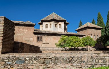 Dağlar ve parlak mavi gökyüzü, Granada, Endülüs, Ispanya karşı, Alhambra ve eski binalar bahçeleri güzel manzarası. 