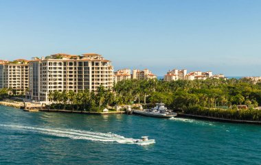 Miami, Amerika Birleşik Devletleri - 27 Nisan 2019: Fisher Island-Modern sahil binası, Miami açıklarında yapay bir adada özel bir topluluk, Güney Florida, Abd