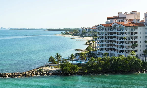 Fisher Island, Abd'nin Florida eyaletinin Miami-Dade County eyaletinde, bariyer adasında yer alan nüfus sayımına göre belirlenmiştir. Fisher Island, ABD, Miami, Güney Florida, ABD'de kişi başına düşen en yüksek gelire sahip
