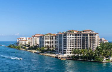 Miami, Amerika Birleşik Devletleri - 27 Nisan 2019: Fisher Island-Modern sahil binası, Miami açıklarında yapay bir adada özel bir topluluk, Güney Florida, Abd