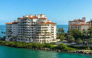 Fisher Island, Miami-Dade County'de, bariyer adasında yer alan nüfus sayımı na göre belirlenmiştir. Fisher Island, ABD, Miami, Güney Florida, ABD'de kişi başına düşen en yüksek gelire sahip