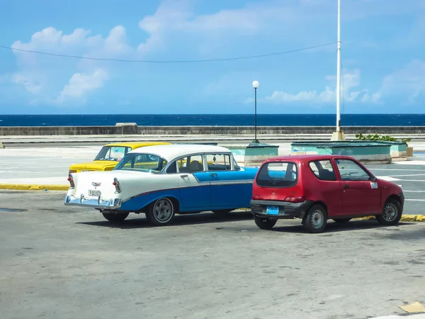 古巴哈瓦那 2013年9月10日 站在哈瓦那大堤上的旧复古汽车 背景是大西洋和明亮的蓝天 哈瓦那 — 图库照片