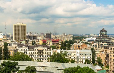 Kiev tarihi merkezi binaları üzerinde Ayasofya Katedrali havadan görünümü. Güzel Kiev çatıları. Arka planda - Kiev modern binalar. Kiev - Ukrayna'nın başkenti 