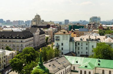 Kiev tarihi merkezi binaları üzerinde Ayasofya Katedrali havadan görünümü. Güzel Kiev çatıları. Arka planda - Kiev modern binalar. Kiev - Ukrayna'nın başkenti - Rusya anavatanı