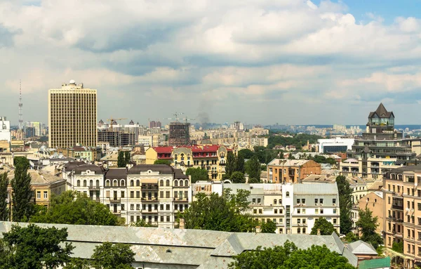 Kiev tarihi merkezi binaları üzerinde Ayasofya Katedrali havadan görünümü. Güzel Kiev çatıları. Arka planda - Kiev modern binalar. Kiev - Ukrayna'nın başkenti 