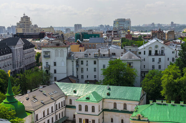 Вид с Софийского собора на здания исторического центра Киева. Красивые крыши Киева. На заднем плане - современные здания Киева. Киев - столица Украины
 