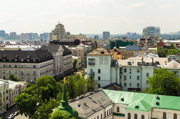 Вид с Софийского собора на здания исторического центра Киева. Красивые крыши Киева. На заднем плане - современные здания Киева. Киев - столица Украины - родина России
