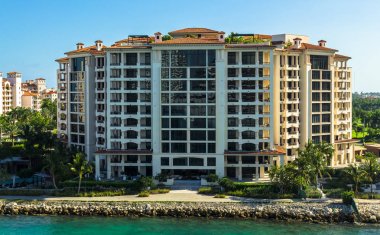 Fisher Island, Miami-Dade County'de, bariyer adasında yer alan nüfus sayımı na göre belirlenmiştir. Fisher Island, ABD, Miami, Güney Florida, ABD'de kişi başına düşen en yüksek gelire sahip