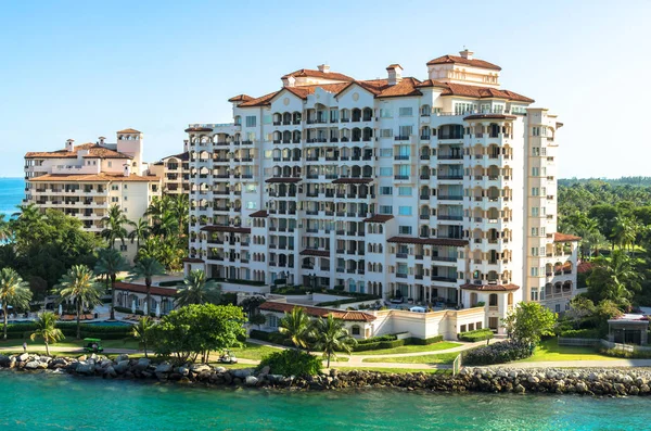 Miami, ABD - 27 Nisan 2019: Fisher Island, Miami-Dade County 'de bulunan bir nüfus sayım merkezidir. Fisher Adası ABD, Miami, Güney Florida ve ABD 'de kişi başına düşen en yüksek gelire sahipti.