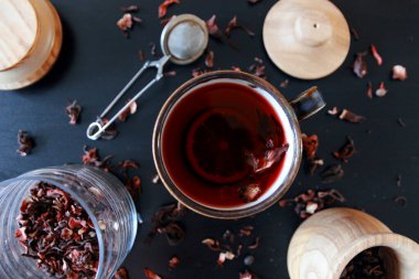 Koyu masa çayı kompozisyonu. Kahverengi bardak. Soğuk ılık arkaplan