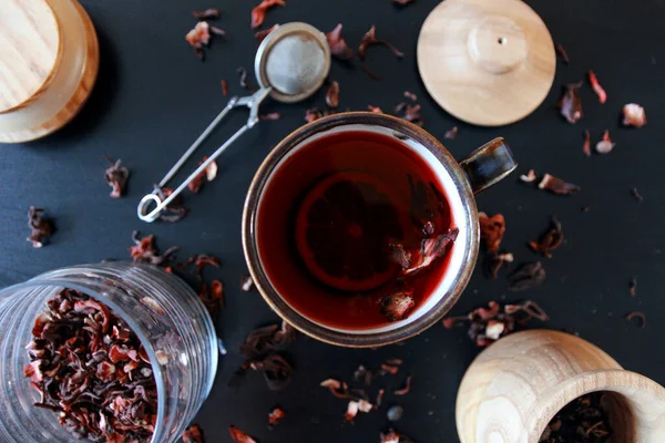 Koyu masa çayı kompozisyonu. Kahverengi bardak. Soğuk ılık arkaplan