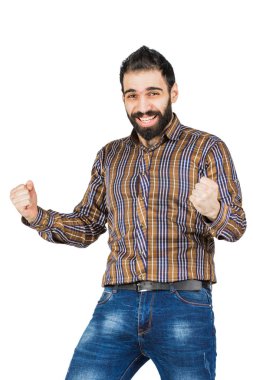 Başarıyı kutlayan genç bir adamın portresi beyaz arka planda izole edilmiş..