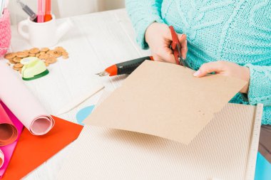 El yapımı, kızı dışarı-in kağıt keser. Scrapbooking bir düğün ya da diğer tatil dekorasyon için. Scrapbooking için Araçlar.
