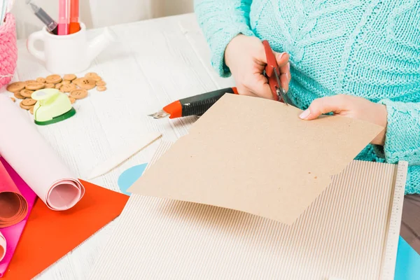 El yapımı, kızı dışarı-in kağıt keser. Scrapbooking bir düğün ya da diğer tatil dekorasyon için. Scrapbooking için Araçlar.