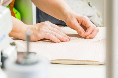 çalışan dikiş üretim için kumaş kesme Makası kullanır. Dikiş üretim hattı.