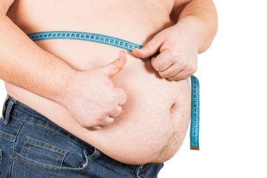 Bir adam şişman midesi bir ölçüm bandı ile ölçme. Beyaz arka plan üzerinde izole.