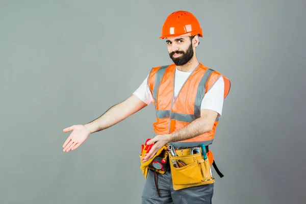 Homem Construtor Com Barba Sobre Fundo Cinza Espaço Cópia — Fotografia de Stock