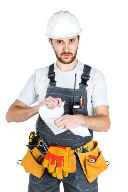 Bir Oluşturucusu'nu veya işçi koruyucu bir kask içinde onun önünde tutan sözleşme tatili. Beyaz arka plan üzerinde izole.