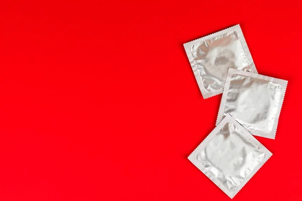 Preservativos Sobre Fundo Vermelho — Fotografia de Stock