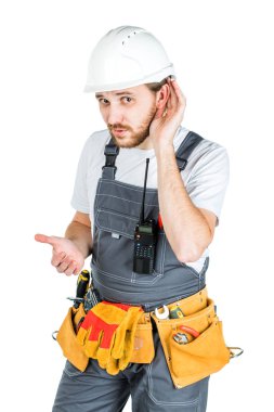 Bir Oluşturucu veya bir çalışan koruyucu bir kask içinde dinliyor. Beyaz arka plan üzerinde izole
