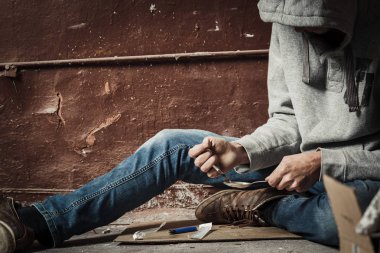 Eylem bir şırınga adam bağımlısı. Uyuşturucu kullanımı ve trafik kavramı.