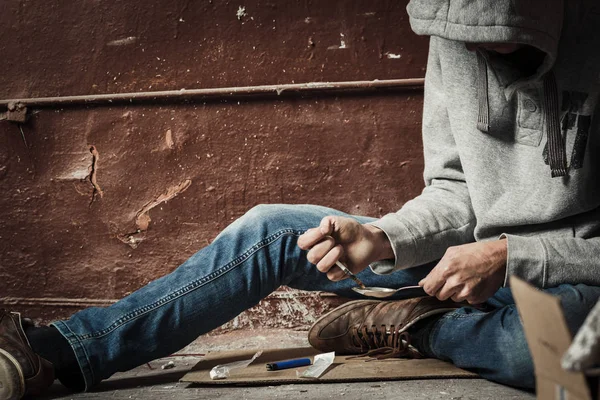 Eylem bir şırınga adam bağımlısı. Uyuşturucu kullanımı ve trafik kavramı.