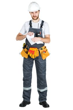 Bir Oluşturucusu'nu veya işçi koruyucu bir kask içinde onun önünde tutan sözleşme tatili. Beyaz arka plan üzerinde izole.