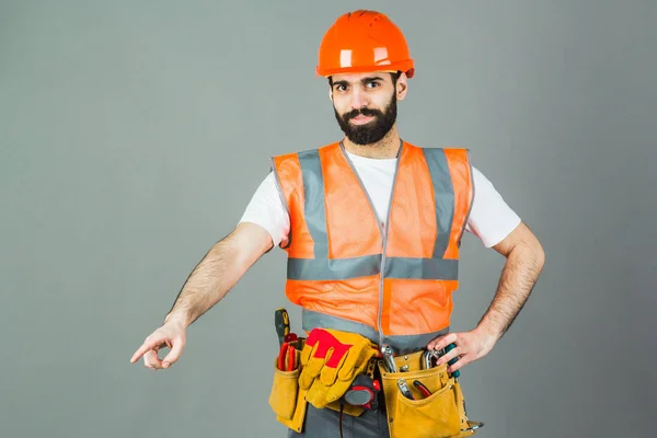 Homem Construtor Com Barba Sobre Fundo Cinza Espaço Cópia — Fotografia de Stock