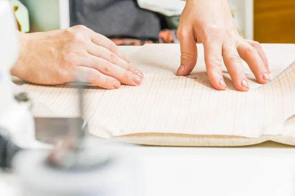 Die Näherin Benutzt Die Schere Zum Schneiden Des Stoffes Nähfertigungslinie — Stockfoto