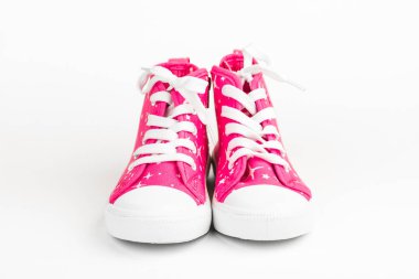 Kırmızı çocuk ayakkabıları. Beyaz arka plan üzerinde