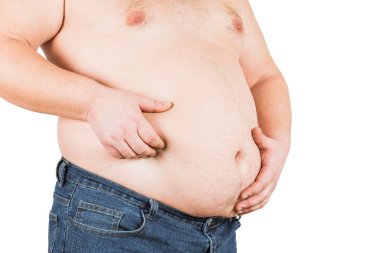 Şişman adam kilosundan kontrol ediyor, beyaz arka planda izole edilmiş.